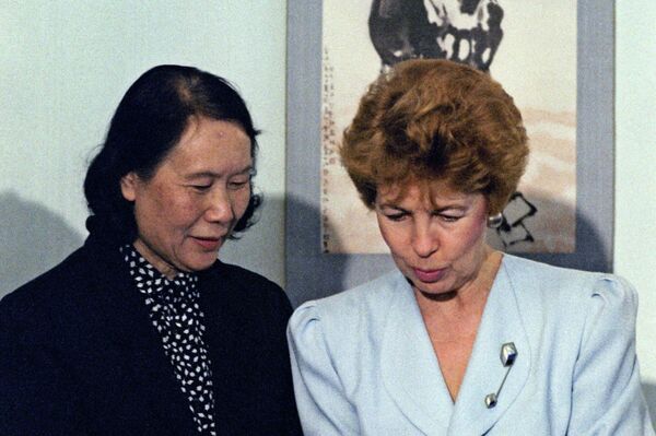 赖莎和徐悲鸿的遗孀廖静文参观中国著名艺术家的故居 - 俄罗斯卫星通讯社