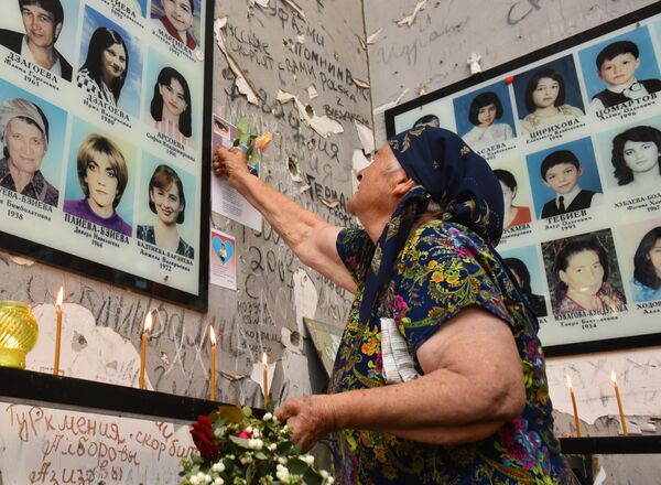 一名婦女參加別斯蘭人質事件的悼念活動。 - 俄羅斯衛星通訊社