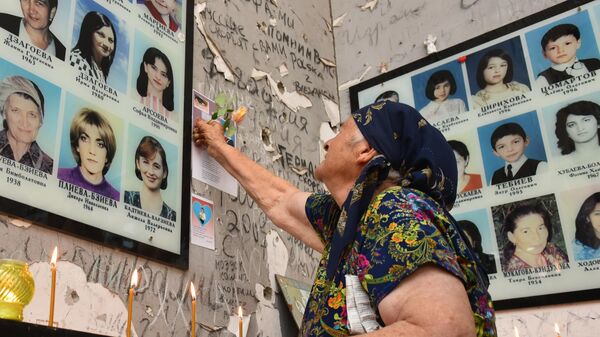 一名妇女参加别斯兰人质事件的悼念活动 - 俄罗斯卫星通讯社