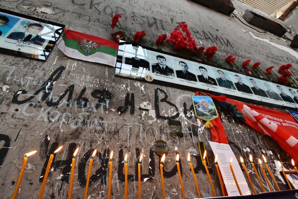 別斯蘭人質事件悼念活動中的蠟燭和遇難者的照片。 - 俄羅斯衛星通訊社