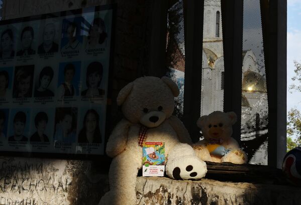 别斯兰人质事件悼念活动中的玩具和遇难者的照片。 - 俄罗斯卫星通讯社