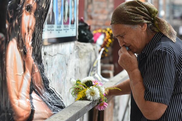 一名妇女参加别斯兰人质事件的悼念活动。 - 俄罗斯卫星通讯社