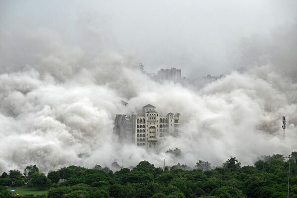 新德里市郊“双子塔”拆除爆破扬起的粉尘笼罩了周边民房。 - 俄罗斯卫星通讯社