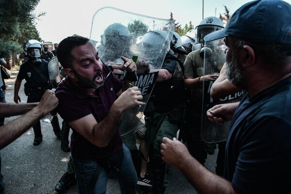 希腊塞萨洛尼基马拉马蒂纳酒厂抗议裁员的工人与警察发生冲突。 - 俄罗斯卫星通讯社