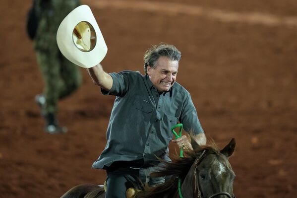 巴西总统博索纳罗参加圣保罗州巴雷托斯市举行的国际巴雷托斯牛仔竞技节。 - 俄罗斯卫星通讯社