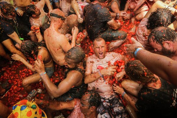 西班牙巴伦西亚上演一年一度的西红柿大战狂欢节。 - 俄罗斯卫星通讯社