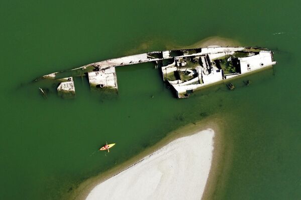 塞尔维亚普拉霍沃市多瑙河河床上露出二战战舰残骸。 - 俄罗斯卫星通讯社