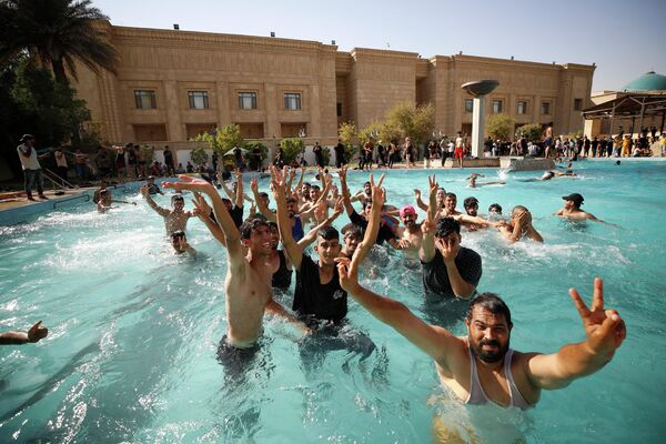 伊拉克什叶派教士穆克塔达·萨德尔的支持者在巴格达政府大楼水池中游泳。 - 俄罗斯卫星通讯社