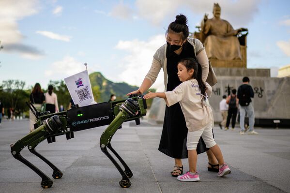 韩国首尔市一对母女与机器狗互动。 - 俄罗斯卫星通讯社
