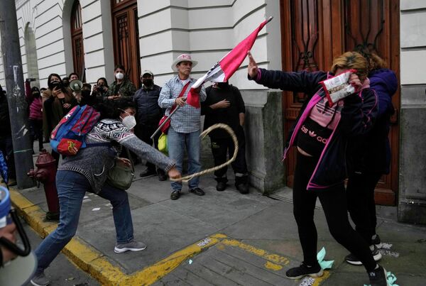 秘鲁总统卡斯蒂略的支持者在利马法院附近击打一名辩护人。 - 俄罗斯卫星通讯社