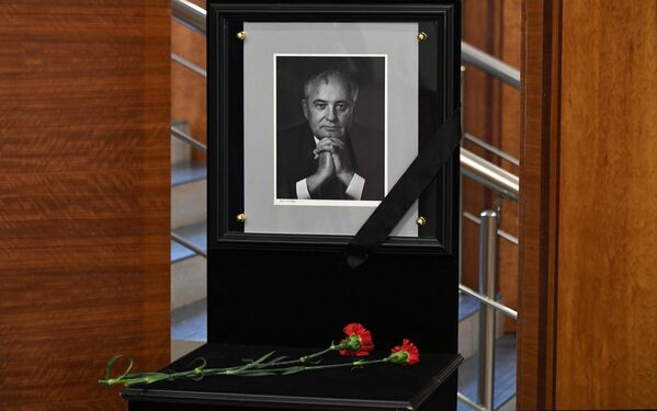 在莫斯科国际基金会办公楼前摆放着悼念戈尔巴乔夫的鲜花。 - 俄罗斯卫星通讯社