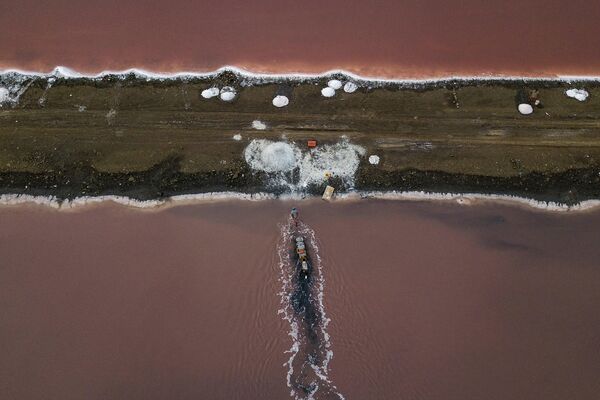 委内瑞拉玛格丽特岛潘帕塔盐湖中的采盐工人。 - 俄罗斯卫星通讯社