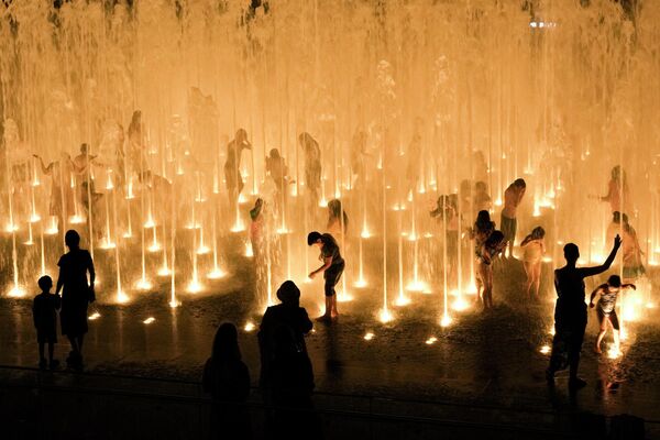 耶路撒冷居民在老城喷泉池内躲避酷暑。 - 俄罗斯卫星通讯社