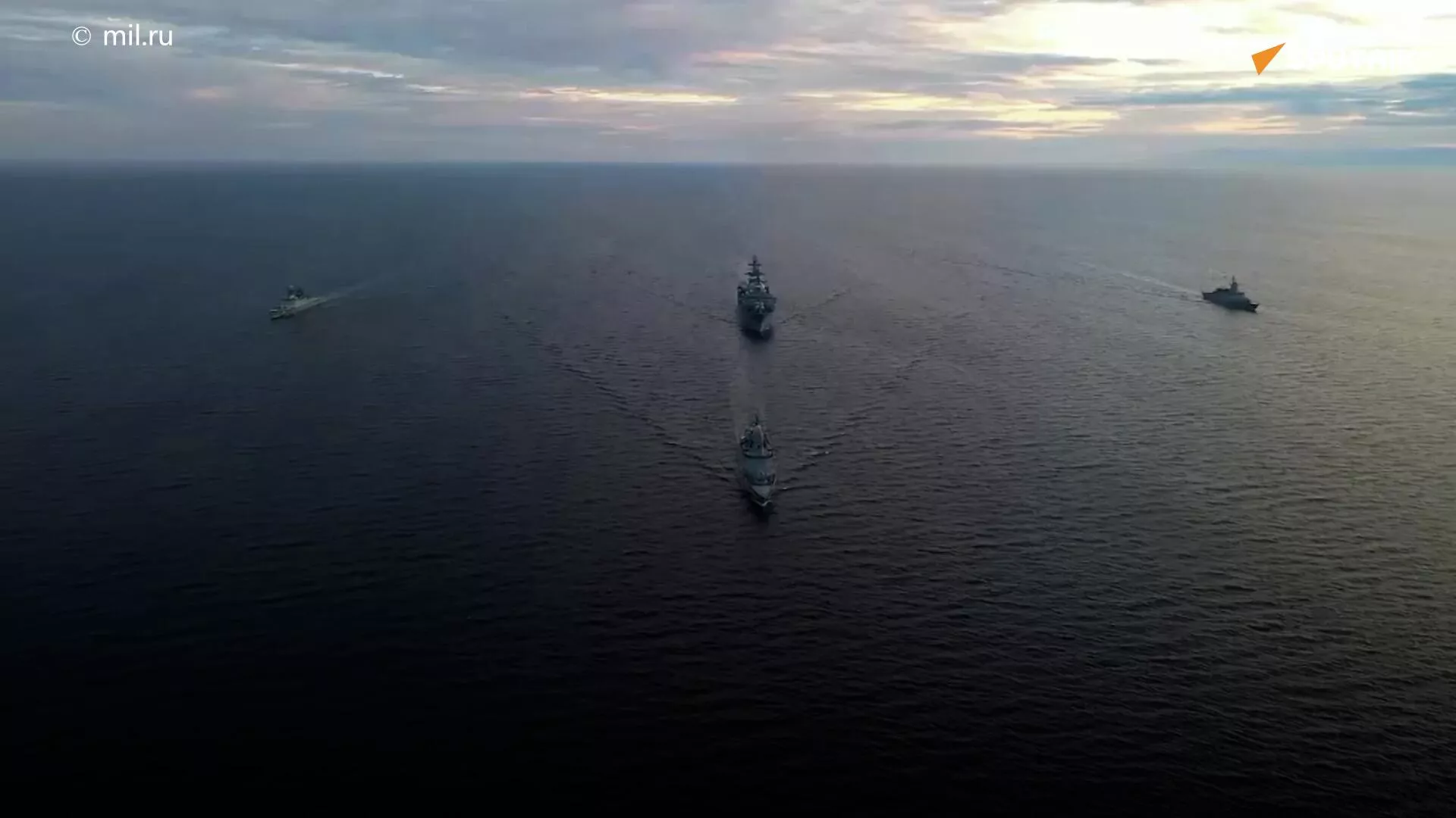  參加“東方-2022”軍演的俄羅斯海軍與中國海軍艦艇部隊舉行歡迎儀式