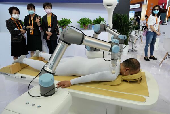 机器人在为中国国际服务贸易交易会的参观者们进行穴位按摩。 - 俄罗斯卫星通讯社