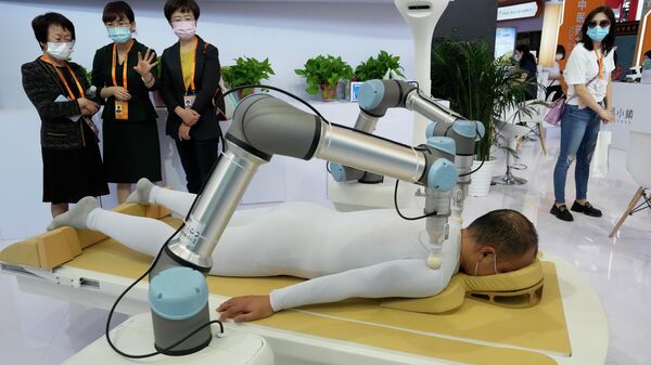 機器人在為中國國際服務貿易交易會的參觀者們進行穴位按摩 - 俄羅斯衛星通訊社