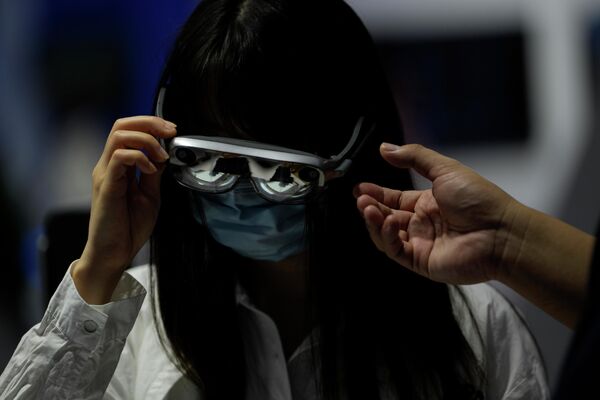 參觀者們在北京2022中國國際服務貿易交易會上試戴虛擬遊戲的眼鏡。 - 俄羅斯衛星通訊社