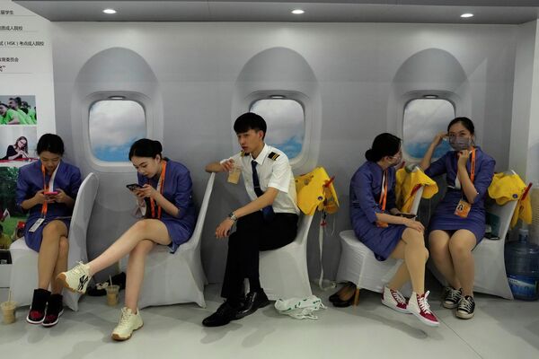 2022年9月2日，週五，在北京中國國際服務貿易交易會的展台上扮演航空公司機組人員的培訓學校工作人員在休息。 - 俄羅斯衛星通訊社