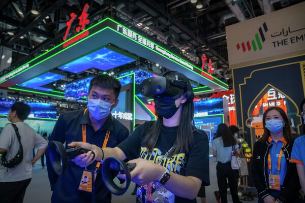 北京中国国际服务贸易交易会上全套装备的参观者在玩虚拟游戏。 - 俄罗斯卫星通讯社