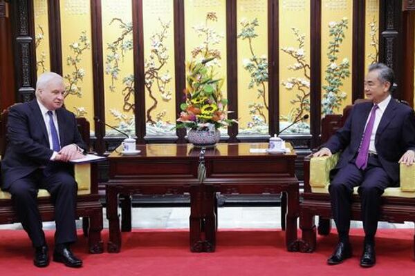 中國外長王毅同俄駐華大使傑尼索夫會談 - 俄羅斯衛星通訊社