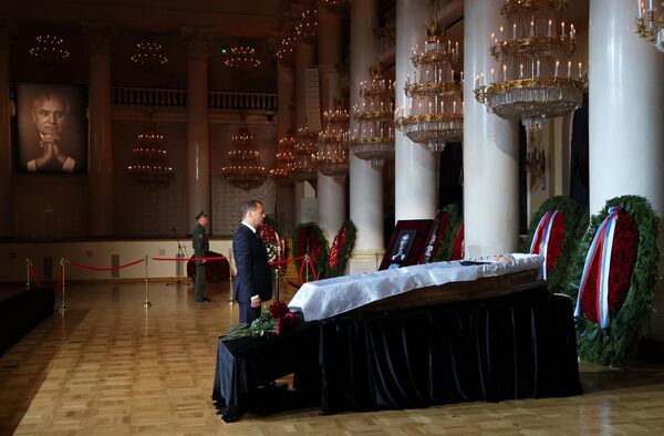 据俄罗斯卫星通讯社记者发回的报道，俄联邦安全会议副主席梅德韦杰夫出席苏联前总统戈尔巴乔夫的遗体告别仪式。 - 俄罗斯卫星通讯社
