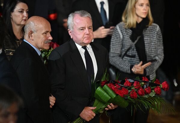 美国驻俄罗斯大使约翰·沙利文出席苏联前总统戈尔巴乔夫的遗体告别仪式。 - 俄罗斯卫星通讯社