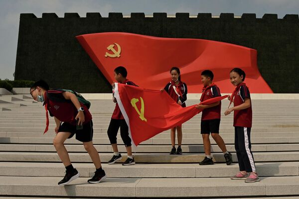 2022年9月4日，在中国共产党历史展览馆前，学生们拿着国旗拍照。 (Photo by Noel Celis / AFP) - 俄罗斯卫星通讯社