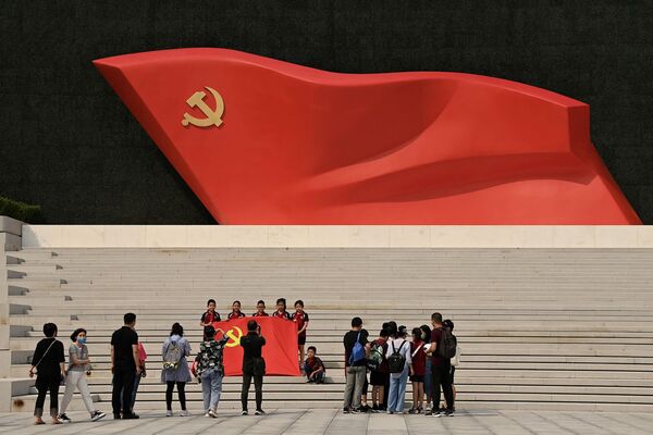 2022年9月4日，学生们在北京的中国共产党历史展览馆合影。(Photo by Noel Celis / AFP) - 俄罗斯卫星通讯社