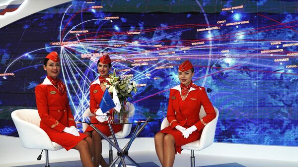 俄羅斯東方經濟論壇在符拉迪沃斯托克開幕。圖為身著俄航空中乘務員制服的模特。 - 俄羅斯衛星通訊社
