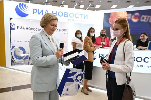 联邦消费者权益和安全监督局局长、俄联邦国家级主任医安娜·波波娃（左）到访“今日俄罗斯”媒体集团展台。 - 俄罗斯卫星通讯社