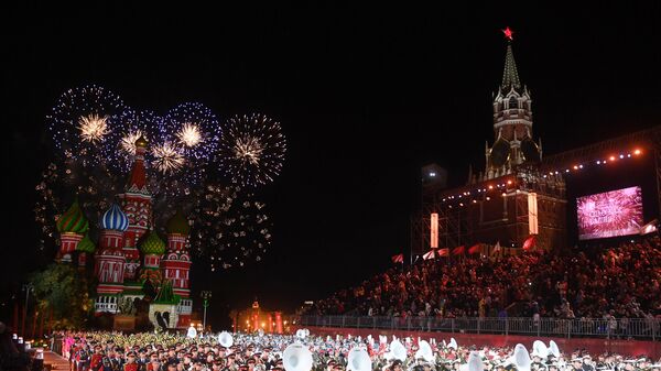 俄羅斯第15屆“斯巴斯基鐘樓”國際軍樂節在在莫斯科圓滿落幕。圖為閉幕式表演中釋放節慶焰火。 - 俄羅斯衛星通訊社