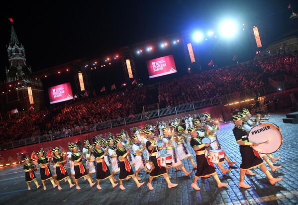 俄罗斯第15届“斯巴斯基钟楼”国际军乐节在在莫斯科圆满落幕。图为参加闭幕式表演的埃及军乐团。 - 俄罗斯卫星通讯社