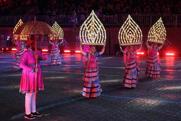 俄罗斯第15届“斯巴斯基钟楼”国际军乐节在在莫斯科圆满落幕。图为参加闭幕式表演的印度“潘格哈特”舞蹈团。 - 俄罗斯卫星通讯社