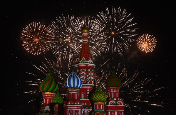 俄罗斯第15届“斯巴斯基钟楼”国际军乐节在在莫斯科圆满落幕。图为闭幕式表演中释放节庆焰火。 - 俄罗斯卫星通讯社