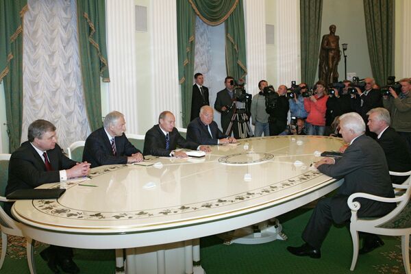俄羅斯外交部第一副部長安德烈·傑尼索夫、俄羅斯國家杜馬主席鮑里斯·格雷茲洛夫、俄羅斯總統弗拉基米爾·普京和俄羅斯著烏克蘭大使維克多·切爾諾梅爾金（從左到右）在與烏克蘭駐俄羅斯大使奧列格·焦明和烏克蘭最高拉達議長亞歷山大·莫洛茲（從左到右）在克里姆林宮。 - 俄羅斯衛星通訊社