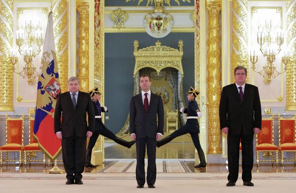 2010年5月俄羅斯總統德米特里·梅德韋傑夫（中）在外國駐俄羅斯新大使的國書遞交儀式上。左為俄羅斯外交部第一副部長安德烈·傑尼索夫。右為俄羅斯總統助理謝爾蓋·普利霍季卡。 - 俄羅斯衛星通訊社