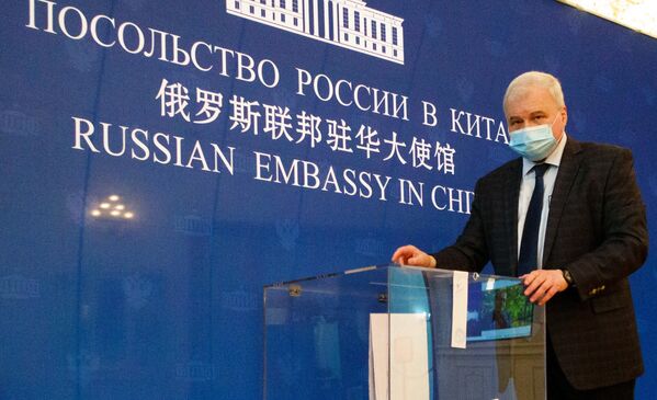 俄羅斯駐中國特命全權大使安德烈·傑尼索夫在俄羅斯駐北京大使館第八屆俄羅斯聯邦議會國家杜馬議員選舉投票時。 - 俄羅斯衛星通訊社