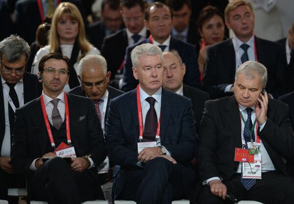 俄罗斯部长米哈伊尔·阿贝佐夫、莫斯科市长谢尔盖·索比亚宁和俄罗斯驻中国特命全权代表安德烈·杰尼索夫（第一排从左到右）在莫斯科：“2014开放式创新“第三届莫斯科国际论坛上。 - 俄罗斯卫星通讯社