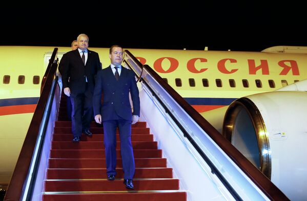 2018年11月5日。抵達中國進行正式訪問的俄羅斯政府總理德米特里·梅德韋傑夫在上海虹橋國際機場會面時。左二為俄羅斯駐中國特命全權代表安德烈·傑尼索夫。 - 俄羅斯衛星通訊社