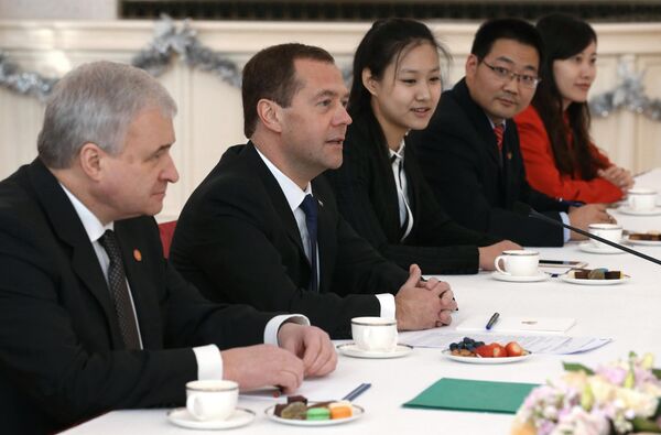 2015年12月17日。俄罗斯政府总理德米特里·梅德韦杰夫（左二）在北京的俄罗斯大使馆与中国青年代表见面。左为俄罗斯驻中国特命全权代表安德烈·杰尼索夫。 - 俄罗斯卫星通讯社
