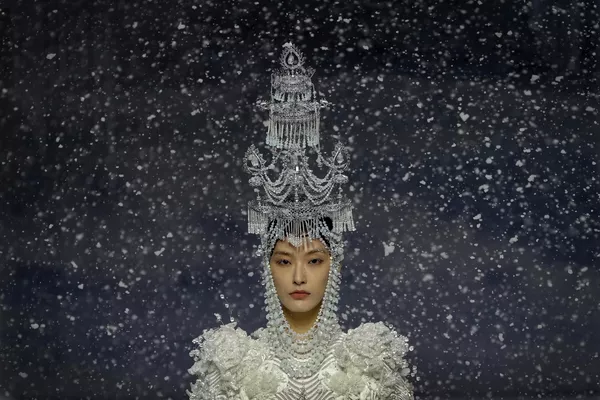 2022年9月4日,在中國國際時裝周上,一名模特展示中國設計師熊瑛的Heaven Gaia系列作品。 2022年9月4日,在中國國際時裝周上,一名模特展示中國設計師熊瑛的Heaven Gaia系列作品。 - 俄羅斯衛星通訊社