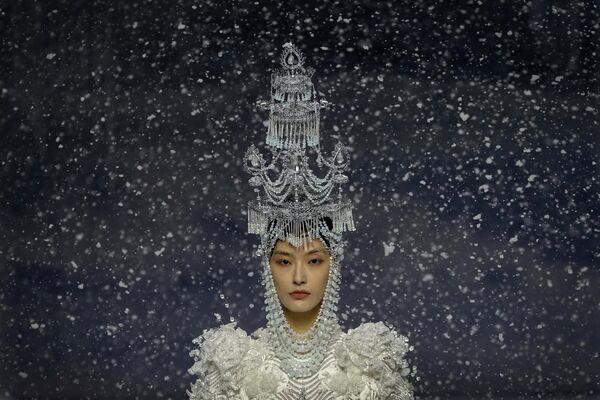 2022年9月4日，在中国国际时装周上，一名模特展示中国设计师熊瑛的Heaven Gaia系列作品。 - 俄罗斯卫星通讯社