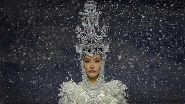 模特展示中国设计师熊英的Heaven Gaia系列作品 - 俄罗斯卫星通讯社