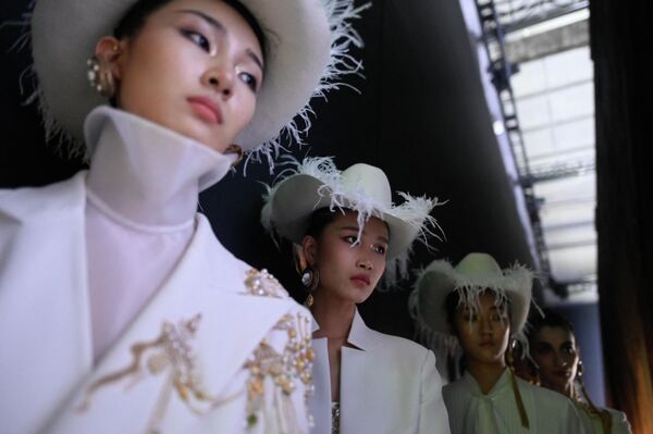 2022年9月4日，在中國國際時裝周上，模特們在後台準備展示中國設計師熊英的Heaven Gaia系列作品。 - 俄羅斯衛星通訊社