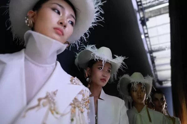 2022年9月4日,在中國國際時裝周上,模特們在後台準備展示中國設計師熊英的Heaven Gaia系列作品。 2022年9月4日,在中國國際時裝周上,模特們在後台準備展示中國設計師熊英的Heaven Gaia系列作品。 - 俄羅斯衛星通訊社