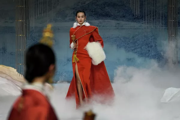 2022年9月4日,模特在時裝周上展示中國設計師熊英Heaven Gaia系列中的一件作品。 2022年9月4日,模特在時裝周上展示中國設計師熊英Heaven Gaia系列中的一件作品。 - 俄羅斯衛星通訊社