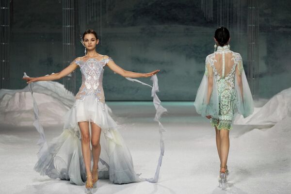 2022年9月4日，在中国国际时装周上，模特们展示设计师熊英的Heaven Gaia系列作品。 - 俄罗斯卫星通讯社