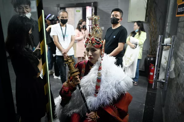 2022年9月4日,在中國國際時裝周後台,一名模特在準備展示熊英的Heaven Gaia作品。 2022年9月4日,在中國國際時裝周後台,一名模特在準備展示熊英的Heaven Gaia作品。 - 俄羅斯衛星通訊社