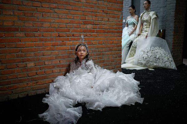 2022年9月4日，在中國國際時裝周後台，一名小模特正在準備展示熊英的Heaven Gaia作品。 - 俄羅斯衛星通訊社