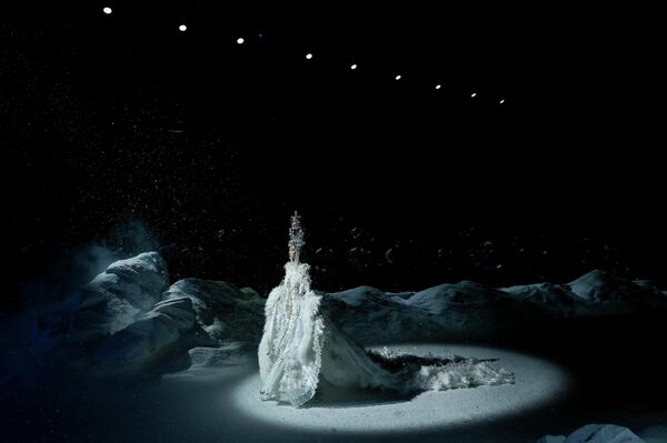 2022年9月4日，一名模特展示中國設計師熊瑛的Heaven Gaia系列作品。 - 俄羅斯衛星通訊社